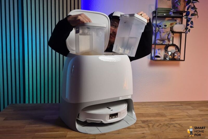 Die futuristische weiße Station des Roborock Qrevo Curv 2 Pro ist zu sehen, weiß, minimalistisch und futuristisch.